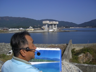 2012.10.22  陸前高田ではガイドをしていただきました。  陸前高田観光ガイド、ガイド部会長　新沼岳志氏  写真を見比べての説明です