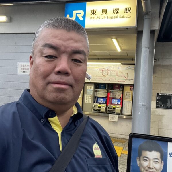 2023.8.24　JR東貝塚駅で議会報告ニュースの配布