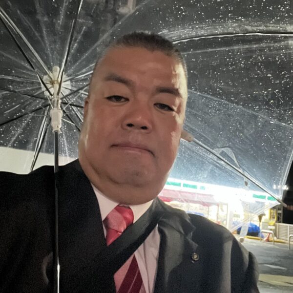 2023.11.24　雨の中南海二色浜駅で議会報告ニュースを配布