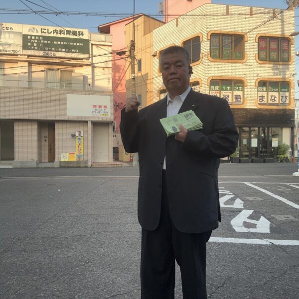 2025.6.5　JR東貝塚駅東口で議会報告ニュースをお配りしました。