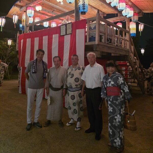 2025.8.14　地元東盆踊りにて（左寄り堺谷議員・阪口芳弘議長・私・田畑副議長・谷口議員）