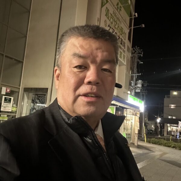 2025.11.25　南海貝塚駅西口南側で議会報告ニュースをお配りしました。