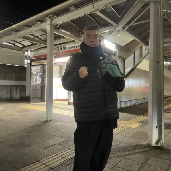 2025.12.23　南海貝塚駅西口北側で議会報告ニュースをお配りしました。